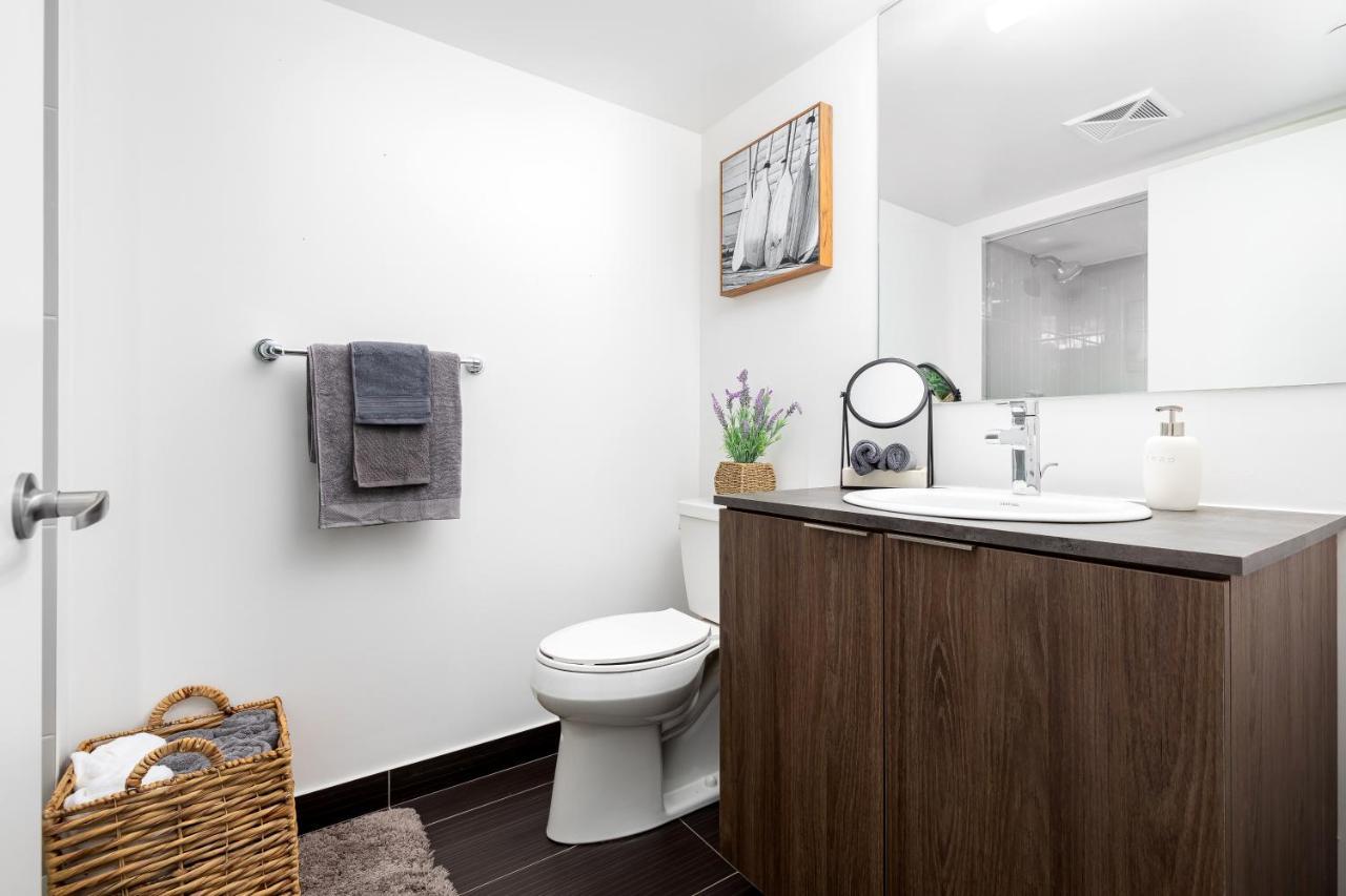 Upscale & Modern 2Bd + Den 2Ba Heart Of Downtown! Apartment Toronto Exterior photo