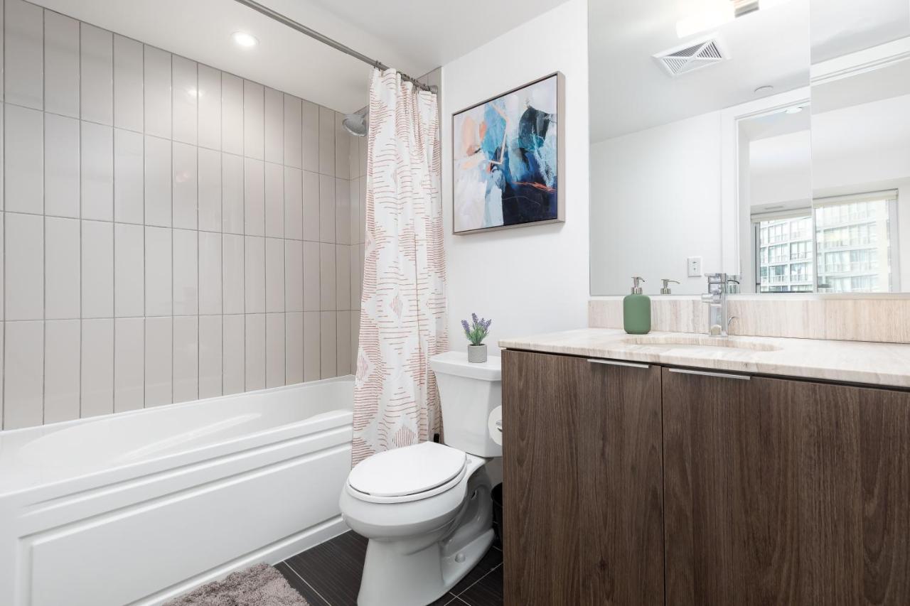 Upscale & Modern 2Bd + Den 2Ba Heart Of Downtown! Apartment Toronto Exterior photo