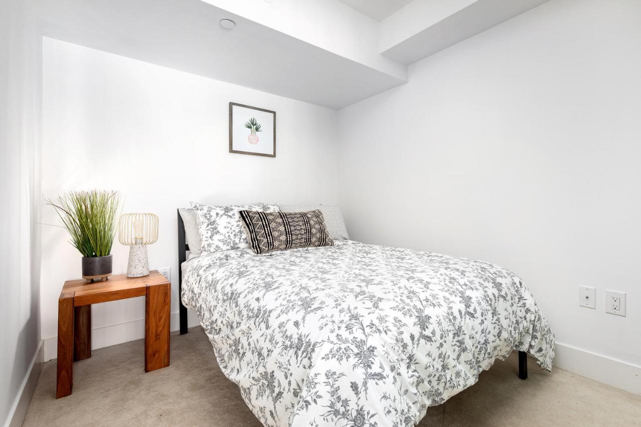Upscale & Modern 2Bd + Den 2Ba Heart Of Downtown! Apartment Toronto Exterior photo