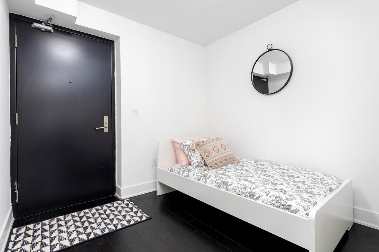 Upscale & Modern 2Bd + Den 2Ba Heart Of Downtown! Apartment Toronto Exterior photo