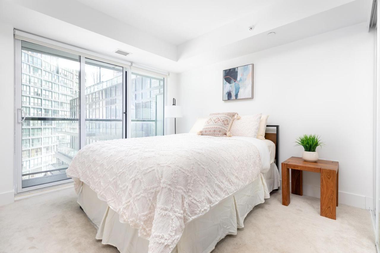 Upscale & Modern 2Bd + Den 2Ba Heart Of Downtown! Apartment Toronto Exterior photo