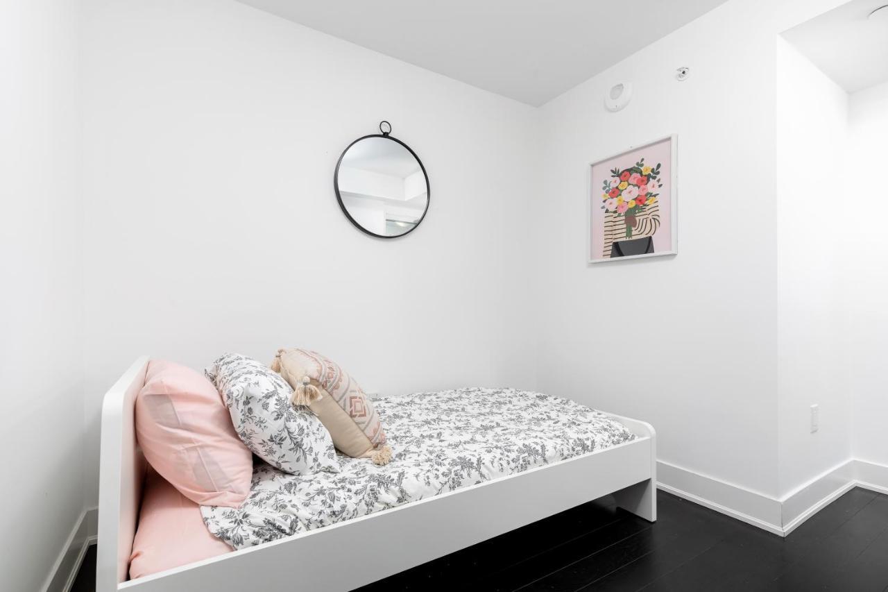 Upscale & Modern 2Bd + Den 2Ba Heart Of Downtown! Apartment Toronto Exterior photo