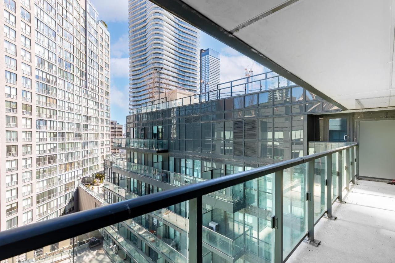 Upscale & Modern 2Bd + Den 2Ba Heart Of Downtown! Apartment Toronto Exterior photo